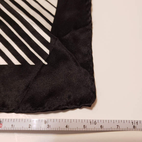 EUC Black & white stripped tie & pocket square set - Picture 7 of 7